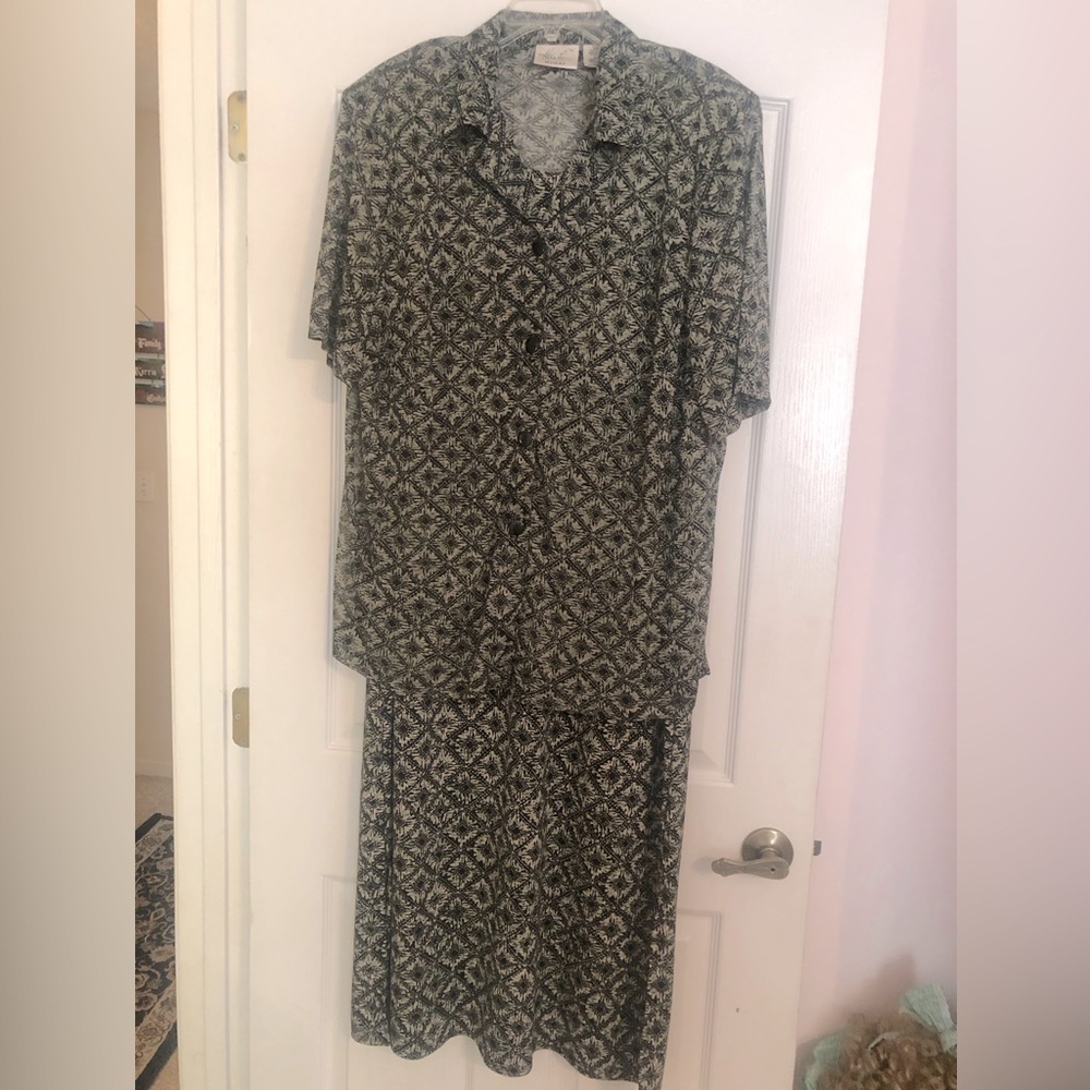 Women’s size 22W 2pc dress. Worn once. Black & Green pattern